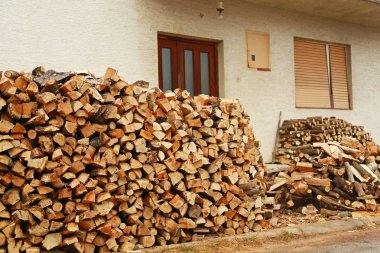 Kış için hazırlanmış odun yığını
