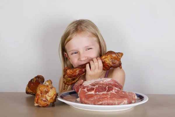 Conceito de dieta keto carnívoro - menina loira comendo carne crua — Fotografia de Stock