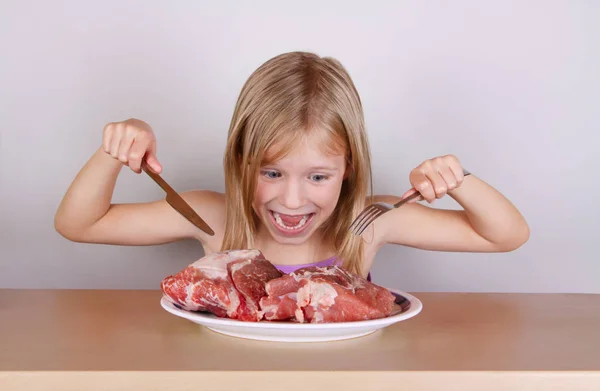 Carnívoro keto paleo conceito de dieta - pequena menina loira comer carne crua — Fotografia de Stock