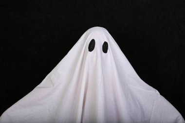 Siyah arka plandaki Beyaz Hayalet. Cadılar Bayramı tatil partisi.