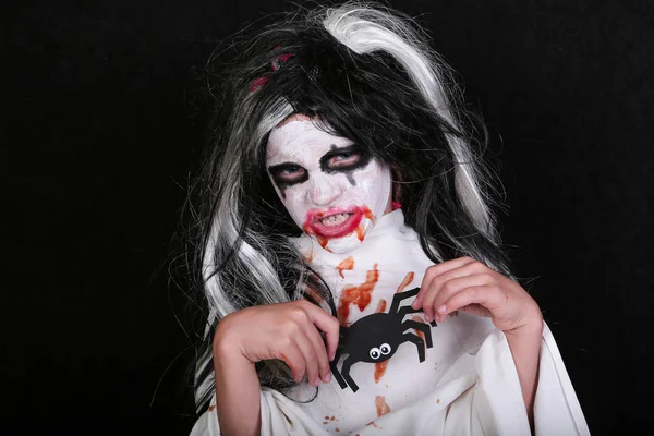 Concetto horror di Halloween. carino poco spaventoso ragazza in mostro zombie costume su sfondo nero . — Foto Stock