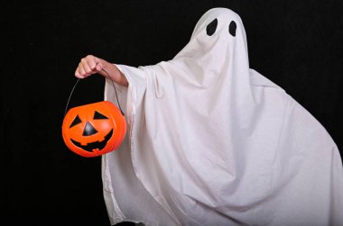 Siyah arka plan da balkabağı olan Beyaz Hayalet. Cadılar Bayramı tatil partisi.