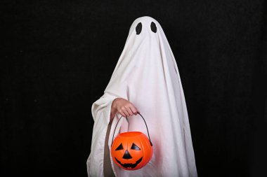 Siyah arka plan da balkabağı olan Beyaz Hayalet. Cadılar Bayramı tatil partisi.