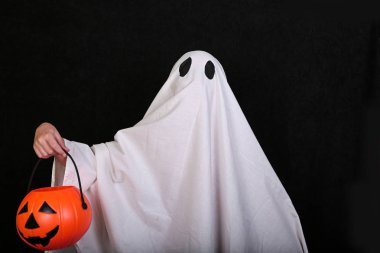 Beyaz Hayalet, siyah arka planda kan içinde bir bıçak. Cadılar Bayramı tatil partisi. 