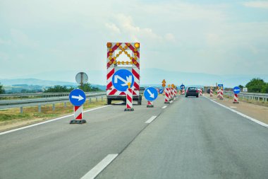 yol işleri inşaat bir karayolu trafiğini engelliyor