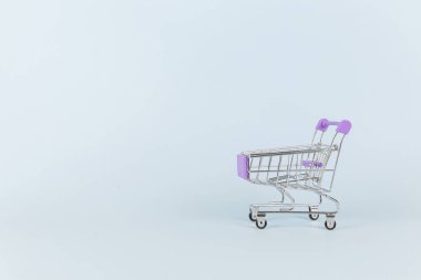 Mavi arka planda alışveriş arabası.