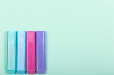 Okul alışveriş konseptine dönelim. Pastel renkli okul gereçleri kağıt üzerine. Düz konum, üst görünüm, kopyalama alanı.