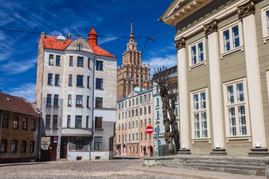 Riga, Letonya - 06 Mayıs 2017: Görünüm Riga kalp, İsa Evangelic Lutheran Riga şehir merkezi bulunan kilise.