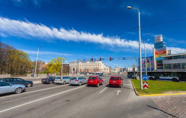 Riga, Letonya - 06 Mayıs 2017: Görünüm Alışveriş Merkezi Origo ve yol Riga şehir merkezi bulunan araçları ile.