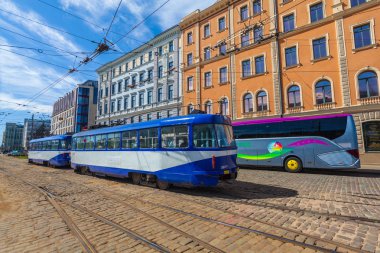 Riga, Letonya - 06 Mayıs 2017: Görünüm toplu taşıma - Riga, demiryolu parça ve Riga şehir merkezi bulunan binalar tramvay.