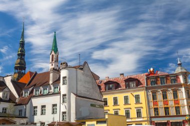 Riga, Letonya - 06 Mayıs 2017: Görünüm eski evleri ve Riga şehir merkezi bulunan kilise towers.