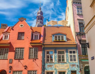 Riga, Letonya - 06 Mayıs 2017: Görünüm üzerinde Riga şehir merkezi bulunan renkli rahat evleri, kilise.