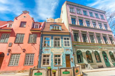 Riga, Letonya - 06 Mayıs 2017: Görünüm üzerinde Riga şehir merkezi bulunan renkli rahat evleri, kilise.