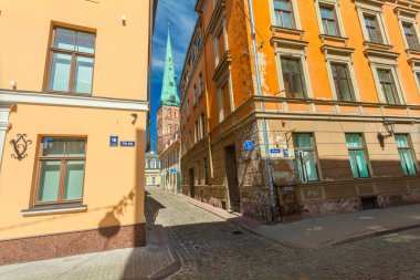 Riga, Letonya - 06 Mayıs 2017: Görünüm Riga şehir merkezi bulunan renkli rahat eski evleri ve kilise.