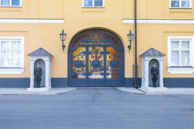 Riga, Letonya - 06 Mayıs 2017: Görünüm Riga şehir merkezi bulunan askeri binanın Nöbetçi askerler üzerinde.