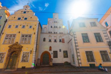 Riga, Letonya - 06 Mayıs 2017: Görünüm renkli rahat eski evleri ve turistlerin Riga şehir merkezi bulunur. Riga evlerde üç kardeş.