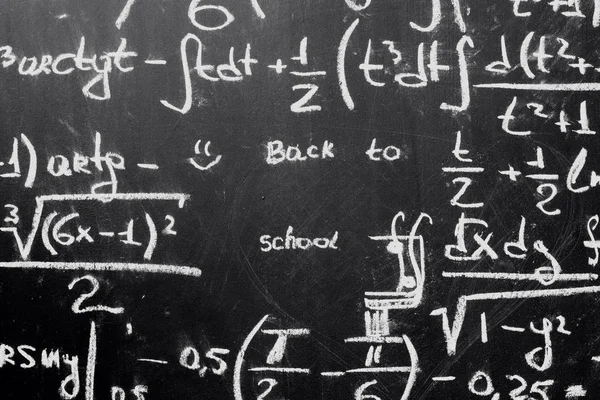 Tillbaka till skolan bakgrund med matematiska formler skrivs av vit krita på svarta tavlan — Stockfoto