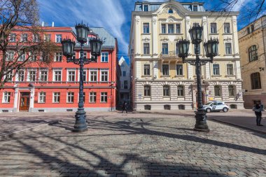 Riga, Letonya - 06 Mayıs 2017: Görünüm renkli rahat eski evleri ve Riga şehir merkezi bulunan sokak lambaları