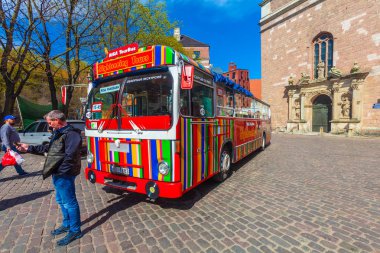 Riga, Letonya - 06 Mayıs 2017: Görünüm üzerinde renkli gezi turist otobüsü hop hop off Riga şehir merkezi bulunan tur için