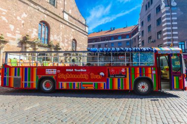 Riga, Letonya - 06 Mayıs 2017: Görünüm üzerinde renkli gezi turist otobüsü hop hop off Riga şehir merkezi bulunan tur için