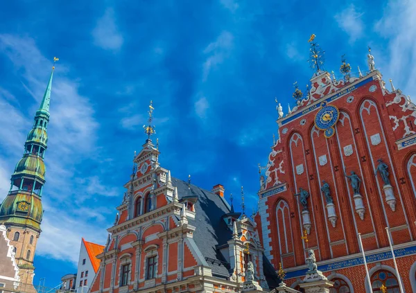 Riga, Letonya - 06 Mayıs 2017: Görünüm Riga şehir merkezi bulunan siyah nokta House ve kule Riga St. Peter s Church
