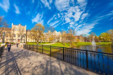 Riga, Letonya - 06 Mayıs 2017: View Park Bastion Hill yaya köprüsü üzerinde. Latvian National Opera Riga şehir merkezi bulunan evi yakınındaki bina.  