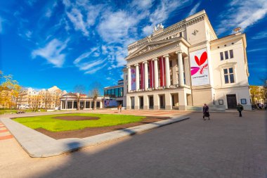 Riga, Letonya - 06 Mayıs 2017: Görünümü üzerinde bina, Letonya Ulusal Opera Riga şehir merkezi bulunan konut.
