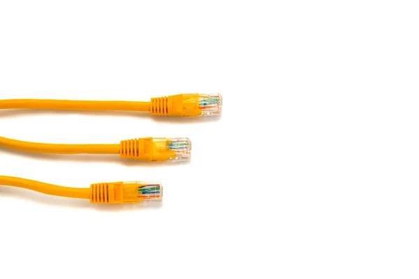 Cordoncini gialli con RJ45 per rete Lan e Internet isolati. Coppia torto non schermato su sfondo bianco — Foto Stock
