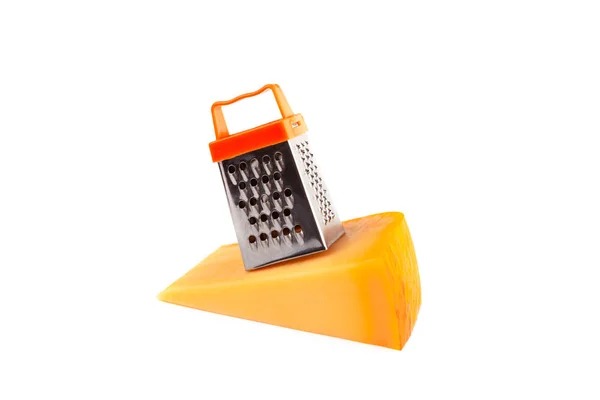 Pedazo de queso enorme y pequeña rejilla metálica aislada en blanco —  Fotos de Stock