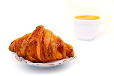 Taze kruvasan ve kahve - cappuccino veya beyaz arka plan üzerinde Köpüklü köpüklü latte  