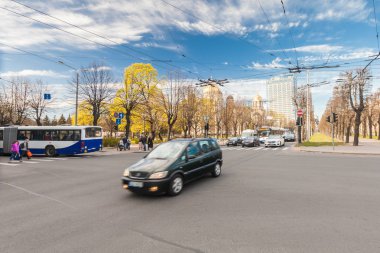 Riga, Letonya - 06 Mayıs 2017: Toplu taşıma araçları ve arabalar ve yaya geçidi ile kavşak veya Riga şehir merkezi bulunan yaya geçidi yayalar görünüm.