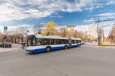 Riga, Letonya - 06 Mayıs 2017: Toplu taşıma araçları ve arabalar ve yaya geçidi ile kavşak veya Riga şehir merkezi bulunan yaya geçidi yayalar görünüm.