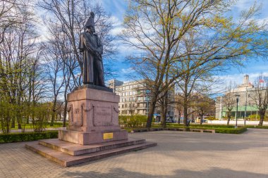 Riga, Letonya - 06 Mayıs 2017: Görünüm Michael Andreas Barclay de merkezi bir konumda bulunan Park'taki Esplanade Riga'da şehir merkezi bulunan Tolly Anıtı.  