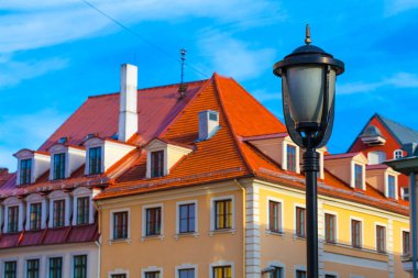 Riga, Letonya - 06 Mayıs 2017: Görünüm üstünde belgili tanımlık sokak lambası ve eski renkli evleri ile döşenmiş çatı Riga şehir merkezi bulunur.