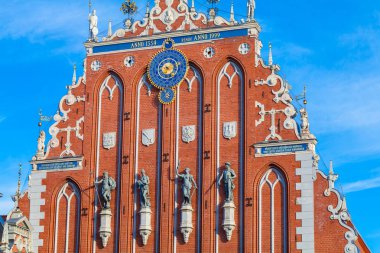 Riga, Letonya - 06 Mayıs 2017: Görünüm üst kısmında siyah nokta Riga şehir merkezi bulunan ev. Siyah nokta evim Şu anda Başkan yönetim için bir ev.