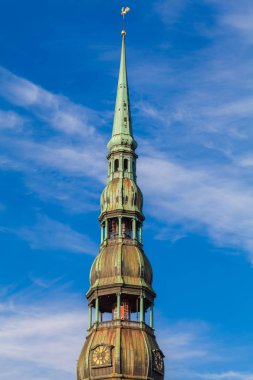 Riga, Letonya - 06 Mayıs 2017: Görünüm Kulesi veya kubbe üzerinde saat ve fırıldak Rigas St.Peters kilise Riga şehir merkezi bulunur