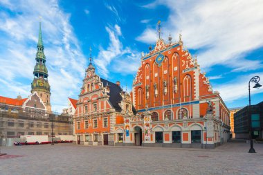 Riga, Letonya - 06 Mayıs 2017: View on Town Hall Square ve siyah nokta House Riga şehir merkezi bulunur. 