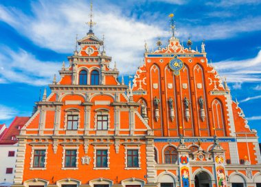 Riga, Letonya - 06 Mayıs 2017: View The Town Hall Square Roland heykeli ve siyah nokta House Riga şehir merkezi bulunur. 