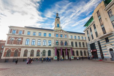 Riga, Letonya - 06 Mayıs 2017: View The Town Hall Square ve Riga Kent Konseyi - Riga Dome bulunur Riga Şehir Merkezi