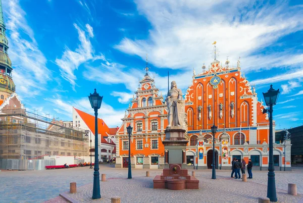 Riga, Letonya - 06 Mayıs 2017: View The Town Hall Square Roland heykeli ve siyah nokta House Riga şehir merkezi bulunur. 