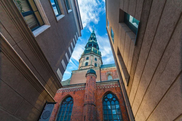 RIGA, LATVIA - 06 DE MAYO DE 2017: Vista de la torre o cúpula Rigas Iglesia de San Pedro con reloj y veleta se encuentra en el centro de la ciudad de Riga —  Fotos de Stock