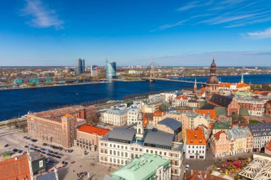 Riga, Letonya - 05 Mayıs 2017: Bahar güneşli gün şehirde Riga, Panorama.