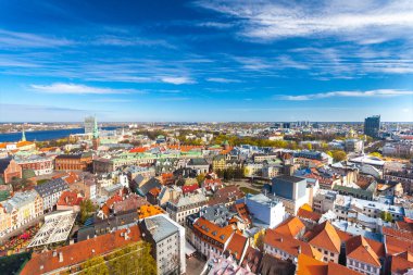 Riga, Letonya - 05 Mayıs 2017: Bahar güneşli gün şehirde Riga, Panorama.