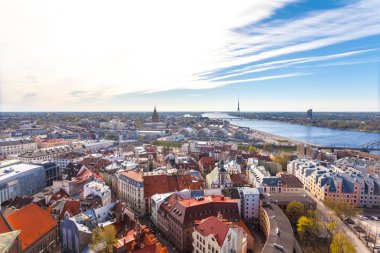 Riga, Letonya - 05 Mayıs 2017: Bahar güneşli gün şehirde Riga, Panorama.