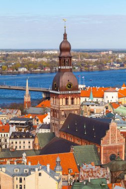 Riga, Letonya - 05 Mayıs 2017: Bahar güneşli gün şehirde Riga, Panorama.