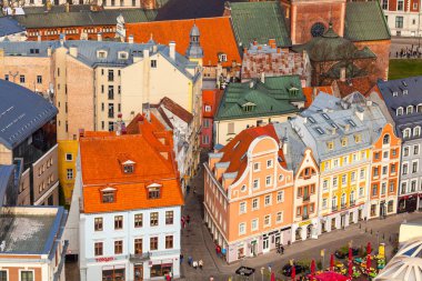 Riga, Letonya - 05 Mayıs 2017: Eski şehrin Riga, binalar. Old Riga şehir mimarisi. Riga olduğunu başkenti ve en büyük şehri Letonya yaygın olarak bilinen eşsiz nedeniyle Ortaçağ ve Goth