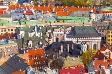 Riga, Letonya - 05 Mayıs 2017: Eski şehrin Riga, binalar. Old Riga şehir mimarisi. Riga olduğunu başkenti ve en büyük şehri Letonya yaygın olarak bilinen eşsiz nedeniyle Ortaçağ ve Goth