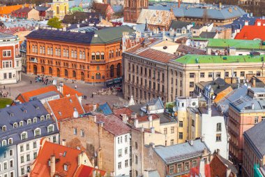 Riga, Letonya - 05 Mayıs 2017: Eski şehrin Riga, binalar. Old Riga şehir mimarisi. Riga olduğunu başkenti ve en büyük şehri Letonya yaygın olarak bilinen eşsiz nedeniyle Ortaçağ ve Goth