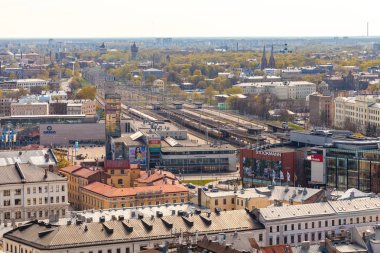 Riga, Letonya - 05 Mayıs 2017: Bahar güneşli gün şehirde Riga, Panorama.