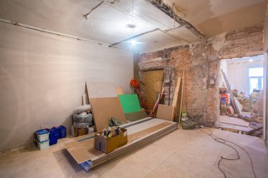 Dairede alçıpan duvarları yapmak için metal çerçeveler - alçıpan - alçıpan için çalışma süreci inşaat, yenileme, yenileme, yenileme, uzatma, restorasyon ve yeniden yapılanma aşamasında. 
